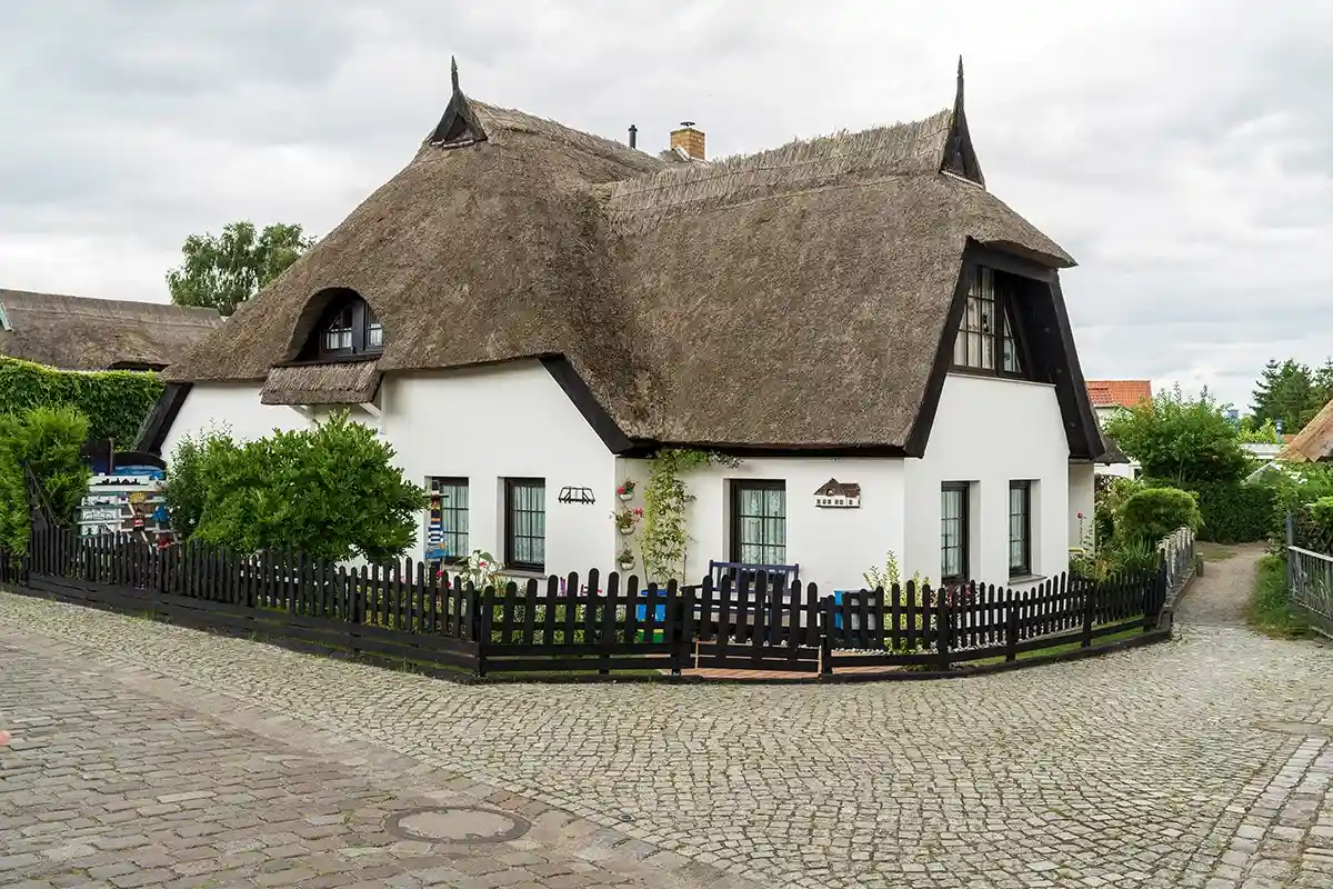 Наряду с современными зданиями в пригороде Грайфсвальда можно лицезреть старинные домики с соломенными крышами. Фото Sergey Kohl 