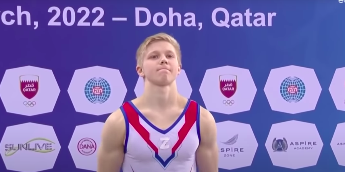 Гимнаст со знаком Z Иван Куляк в Дохе на Кубке Мира 2022 год