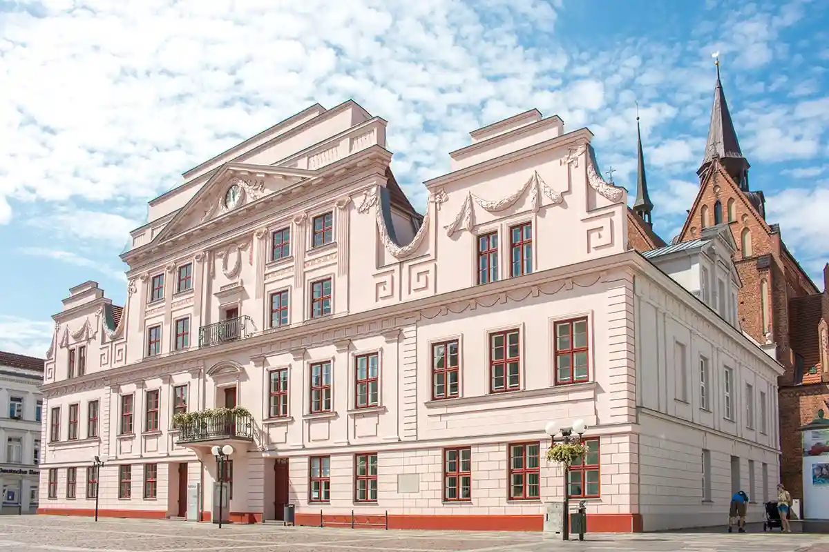 Ныне существующее здание было построено в 1890-х в стиле классицизм. Фото Fabian Junge