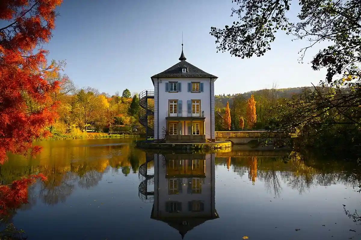 Дом в стиле барокко под названием Trappenseeschlösschen, окруженный озером Траппензее в Хайльбронне. Фото: shutterstock.com