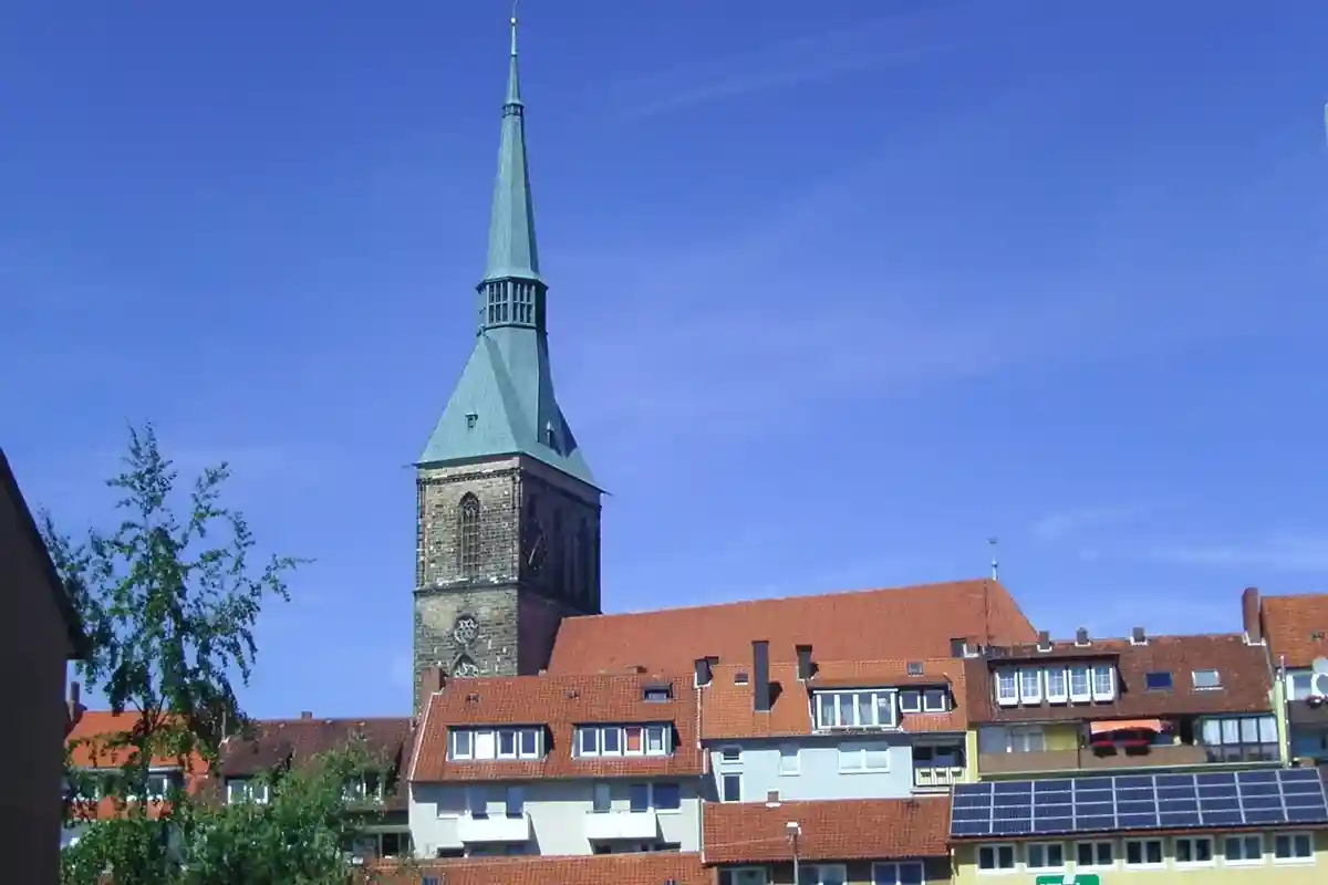 Шпиль церкви видно из разных точек города. Фото Tvabutzku1234