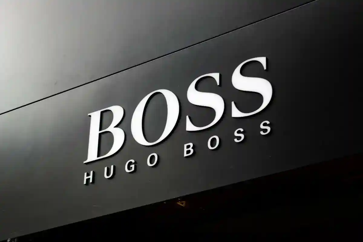 Немецкий производитель одежды Hugo Boss приостановил продажи в России