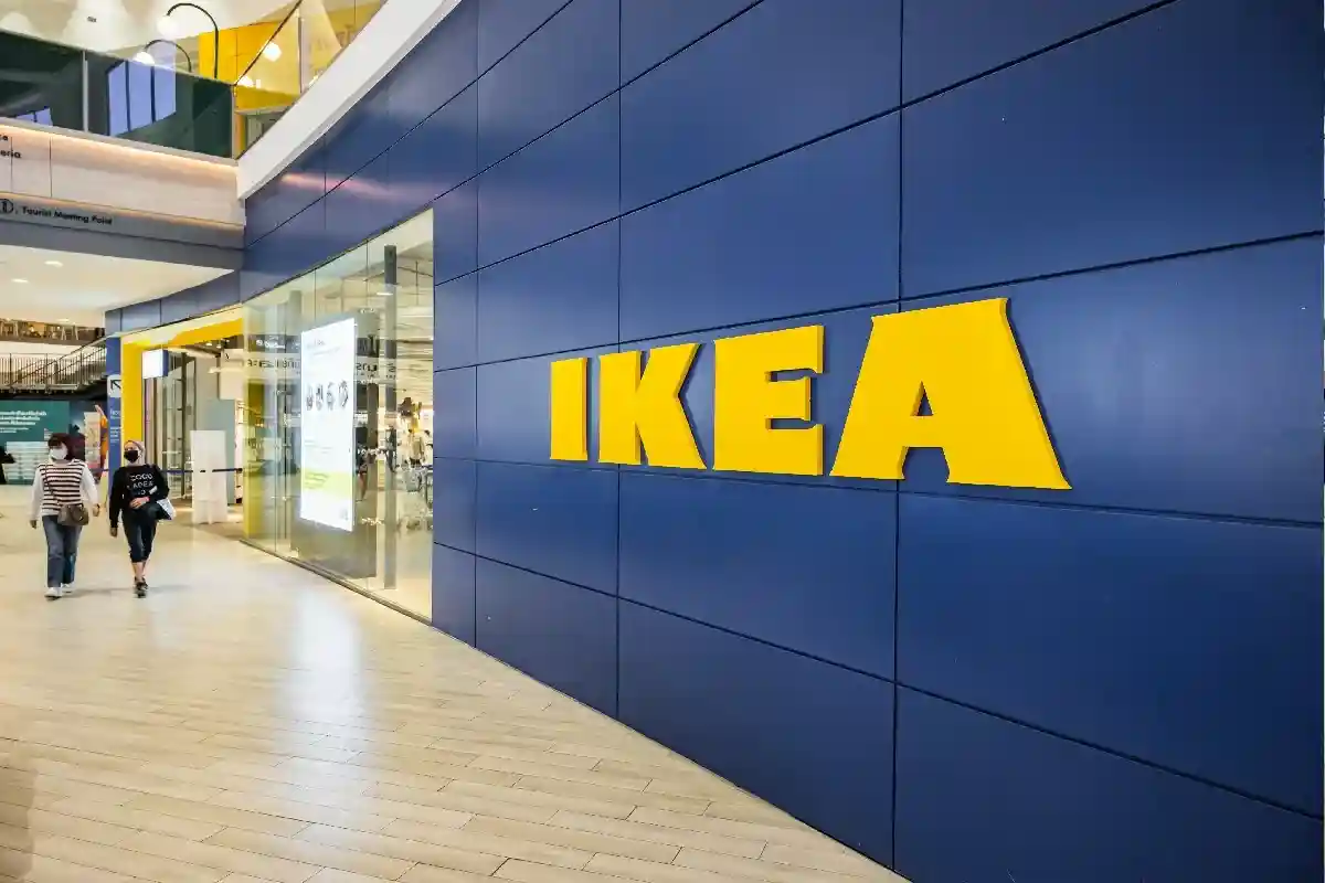 Мебельный ритейлер Ikea и другие сети магазинов хотят снять требование о ношении масок с 4 апреля. Фото: MrWinn / Shutterstock.com