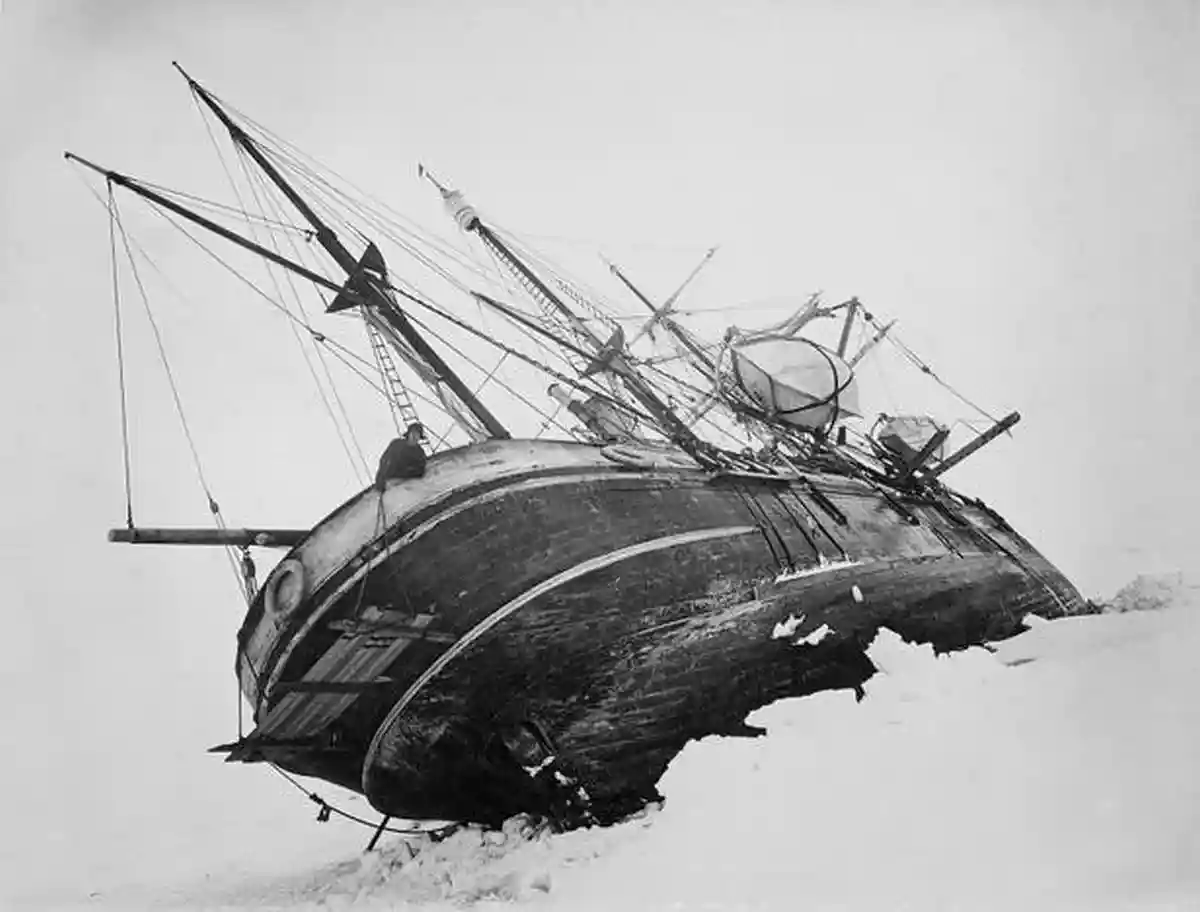 Одна из последних фотографий Endurance перед затоплением в море, 1915 год. Фото: Фрэнк Херли / Королевское географическое общество / Getty Images
