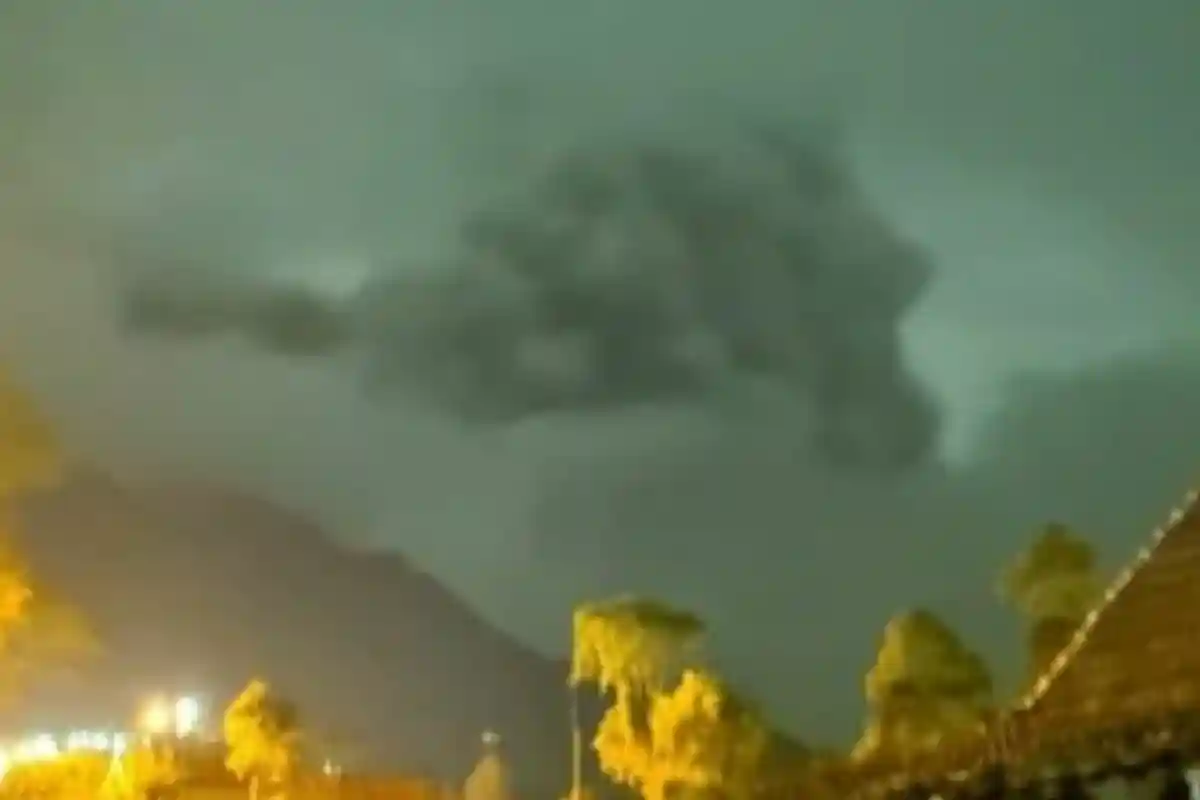 Извержение вулкана в Индонезии. Фото: bsmijateng / instagram.com