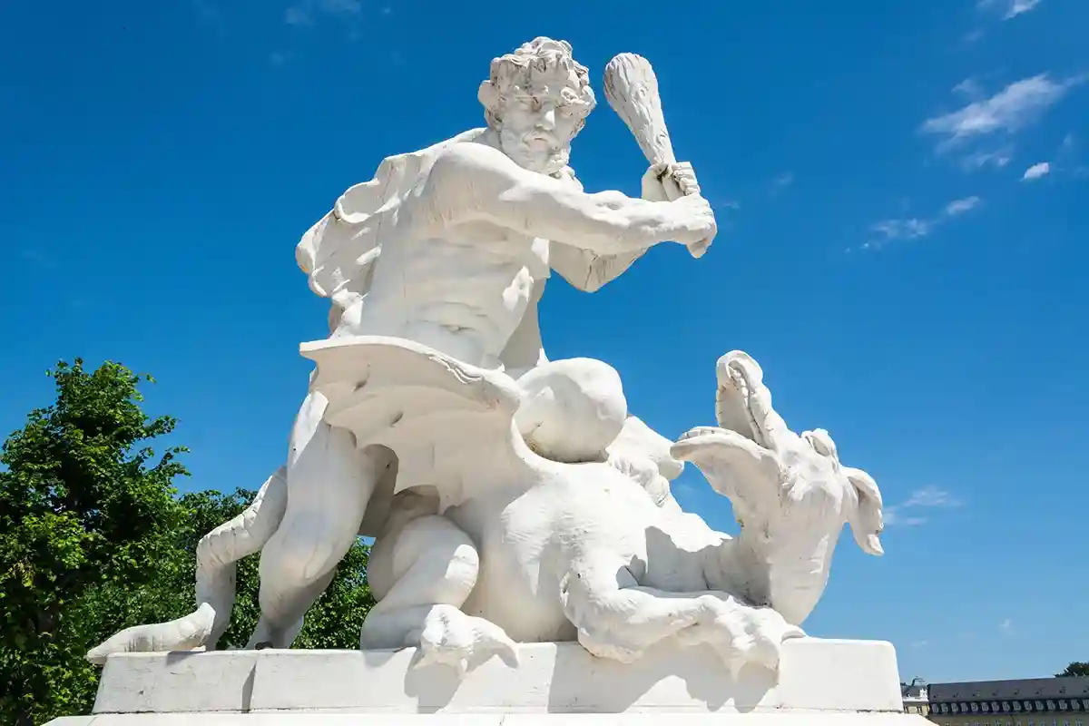 Скульптура человека, сражающегося с драконом перед дворцом Карлсруэ. Фото: shutterstock.com