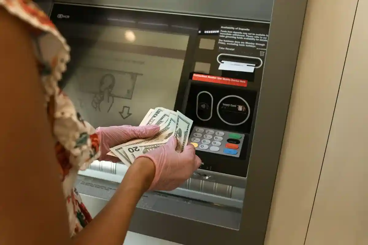 Снять валюту в банкоматах стало проблематично. Фото: RODNAE Productions / Pexels.