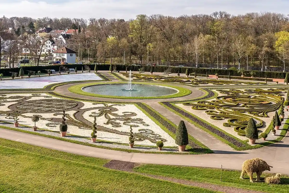 Красивый парк возле дворца в городе Людвигсбург. Фото: Reinhold Möller / wikimedia.org