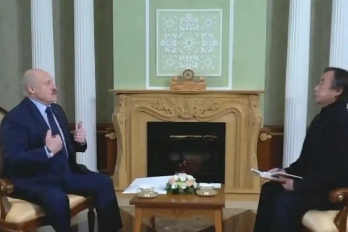 Лукашенко с журналистом из Японии. Фото: скриншот / АТН