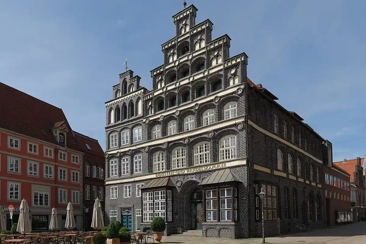 Потрясающе красивое здание (1548 г.) торгово-промышленной палаты (Industrie- und Handelskammer Lüneburg) с фрагментами вставок на фронтоне в виде пятен серого цвета, она же бывшая пивоварня, гостиница и банк. Фото Wikimedia