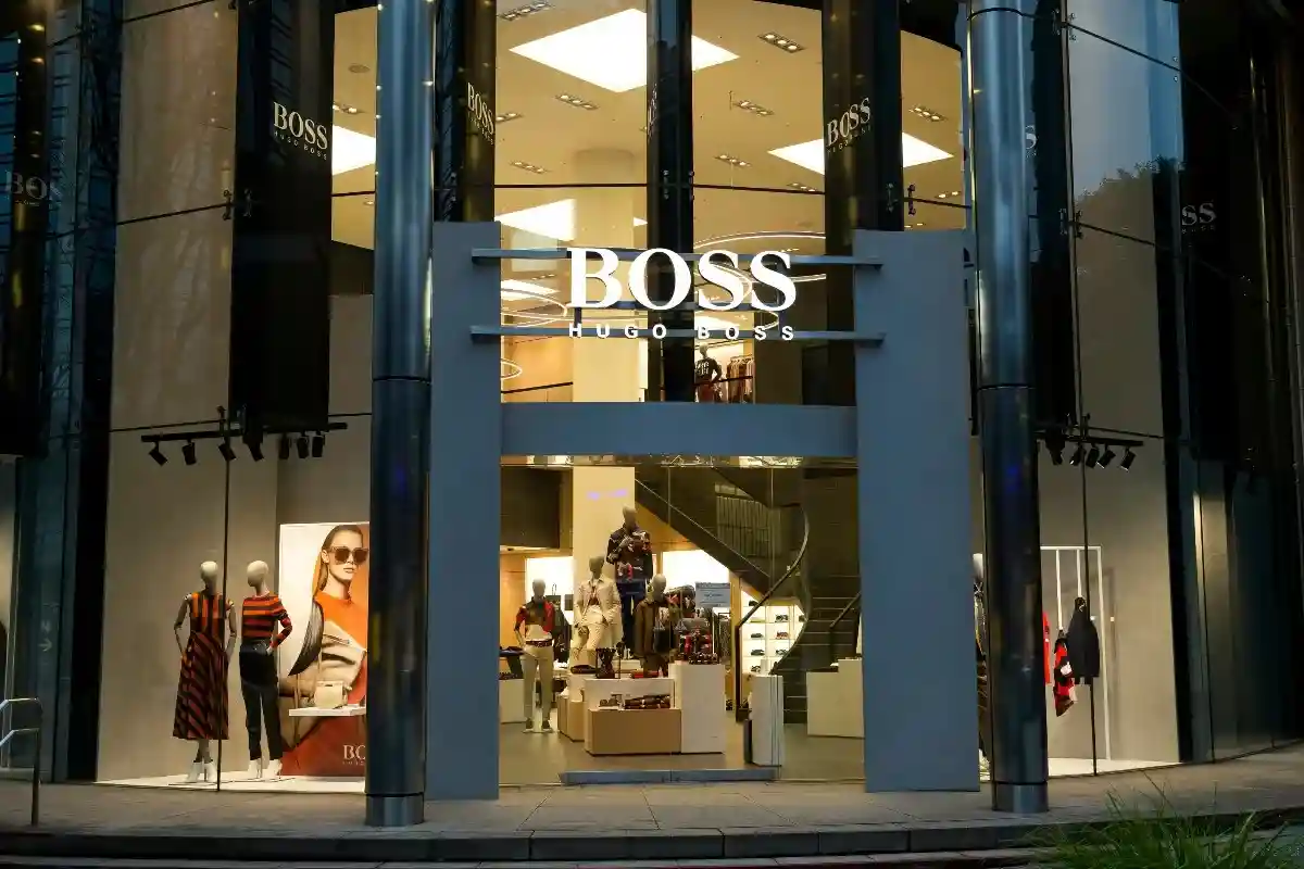 Немецкая компания-производитель модной одежды Hugo Boss AG временно закрывает магазины и приостанавливает продажи на территории России. Фото: Karolis Kavolelis / Shutterstock.com
