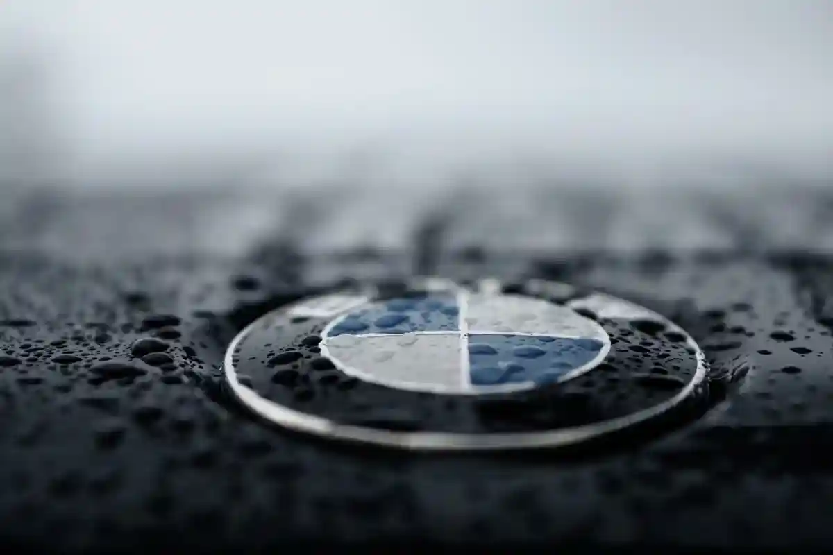 Логотип BMW. Фото: Pablo Martinez/ Unsplash.com