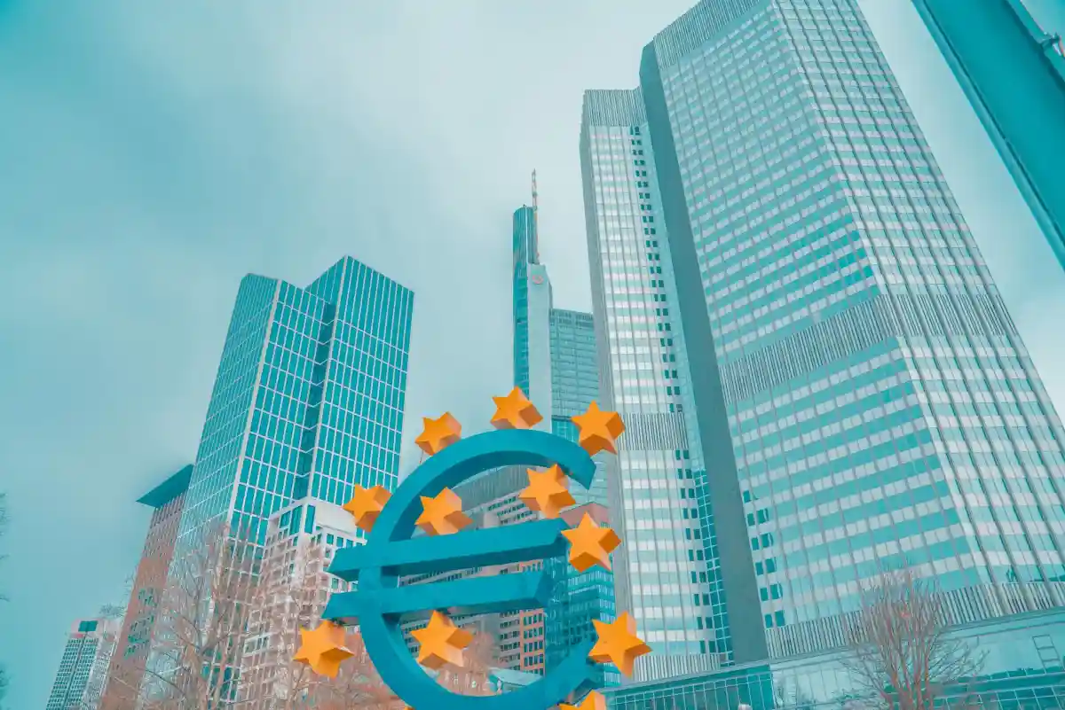 ЕЦБ: инфляция ускорится, рост замедлится