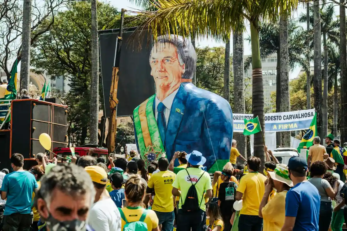 Президент Бразилии Болсонару вновь попал в больницу