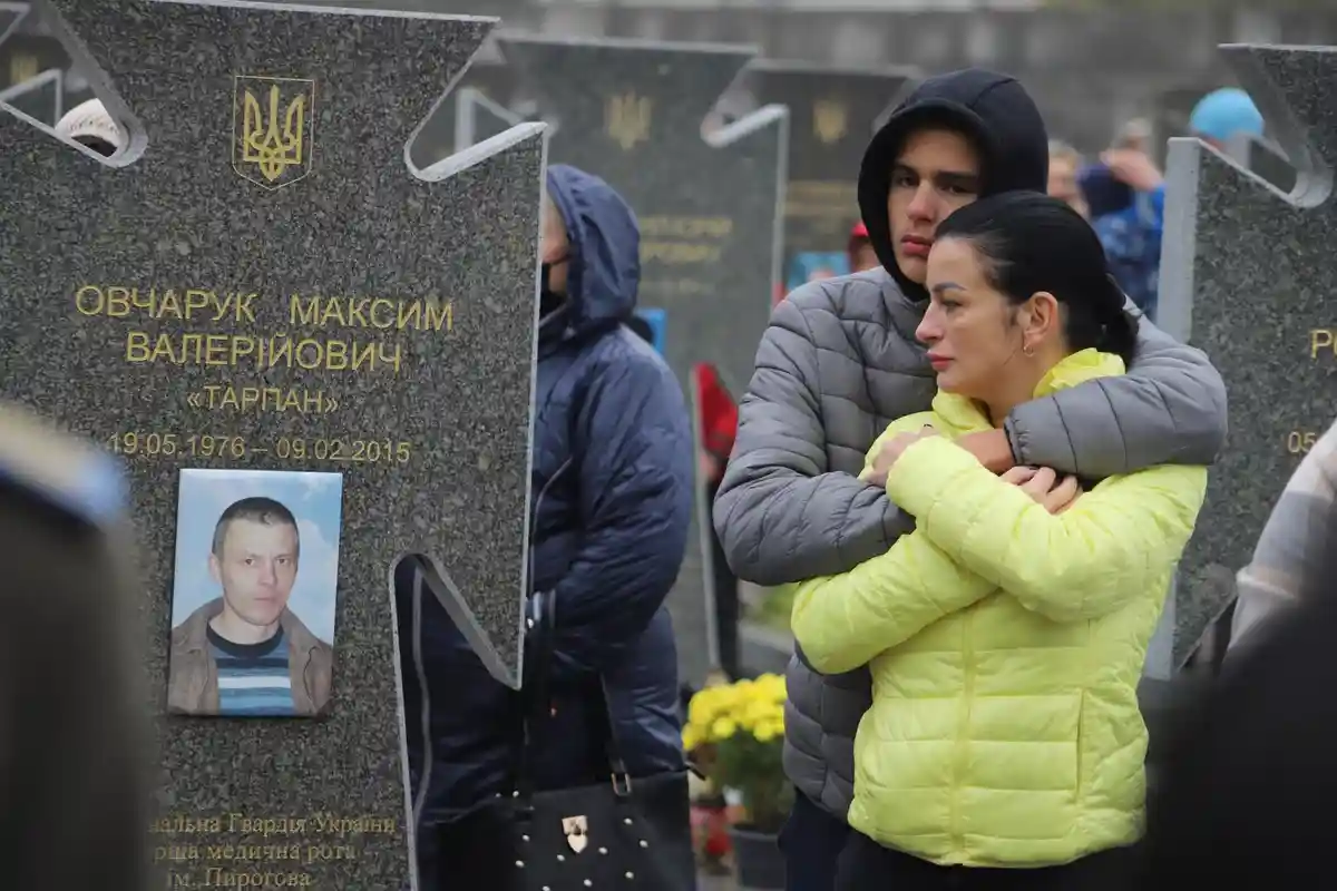 Мемориал погибшим в Украине. На фото сын с матерью оплакивают погибшего в 2015 отца Tumofiy / shutterstock.com