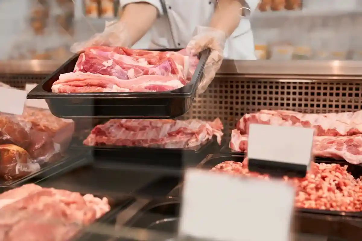 Стоимость мяса свиней в течение месяца выросла с 1,20 до 1,75 евро за килограмм. Повышение цен ожидается и в других отраслях. Фото: Serhii Bobyk / Shutterstock.com