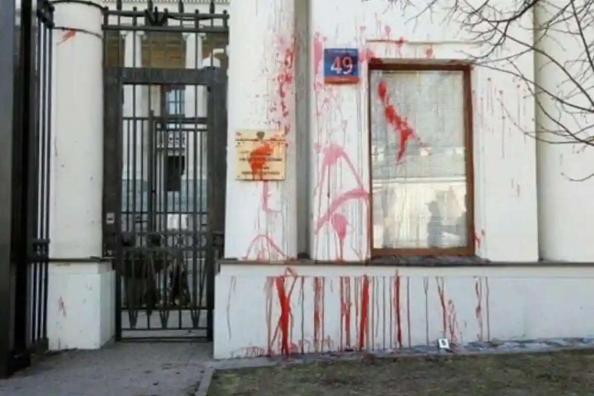 Нападение вандалов на посольство России в Варшаве. Фото: nexta_live / t.me