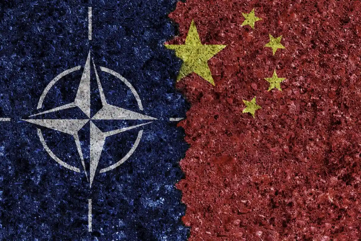 НАТО призывает Китай осудить действия России. Фото: OnePixelStudio / Shutterstock.com