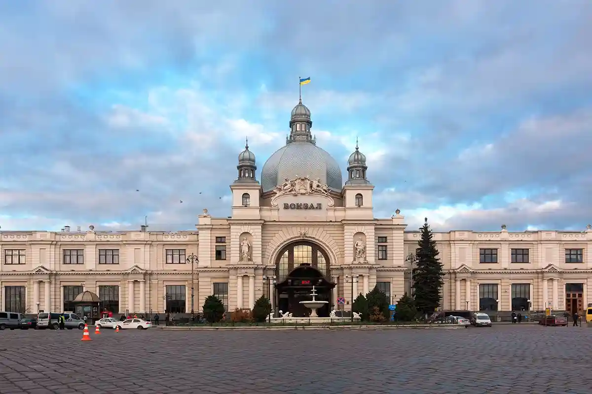 Вокзал во Львове до войны. Тишь да гладь. Фото: shutterstock.com