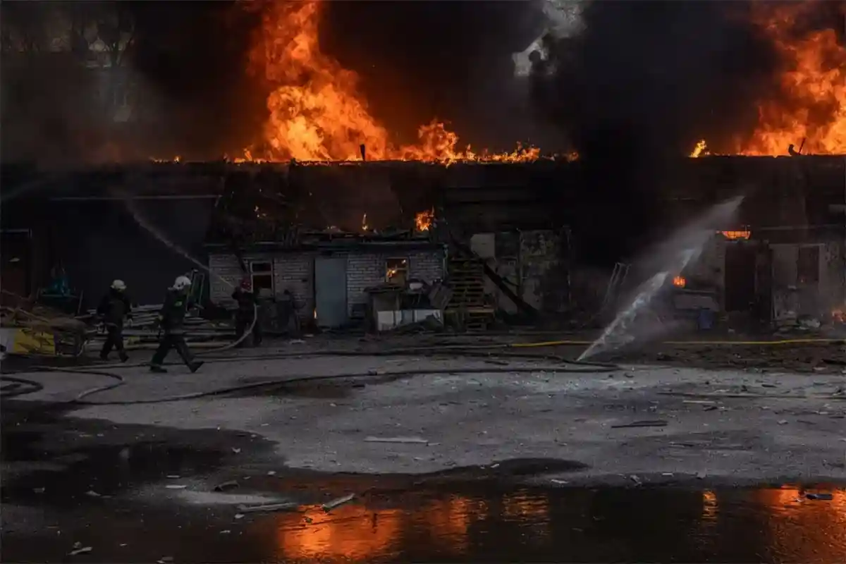 Возгорание на складе в Харькове, начавшемся после артиллерийского удара. Фото: Roman Pilipey