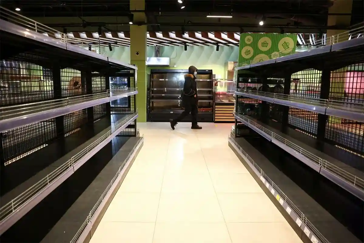 Пустые полки в киевском супермаркете. Фото: Thomas Peter