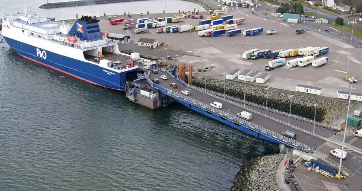 Новое законодательство Великобритании: моряки паромов P&O Ferries были уволены. Фото: Ballygally View Images / shutterstock.com