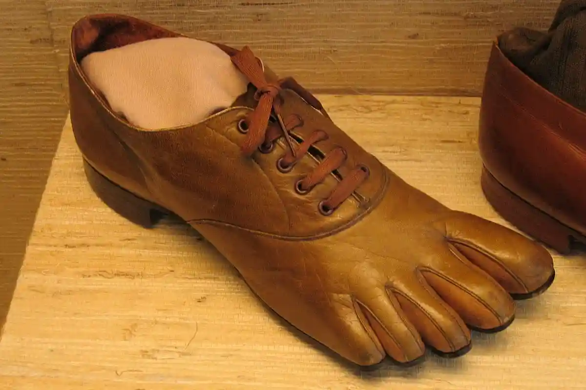 Оригинальные ботинки с одним носком в музее кожи в городе Оффенбах-на-Майне. Фото: Bullenwächter / wikimedia.org