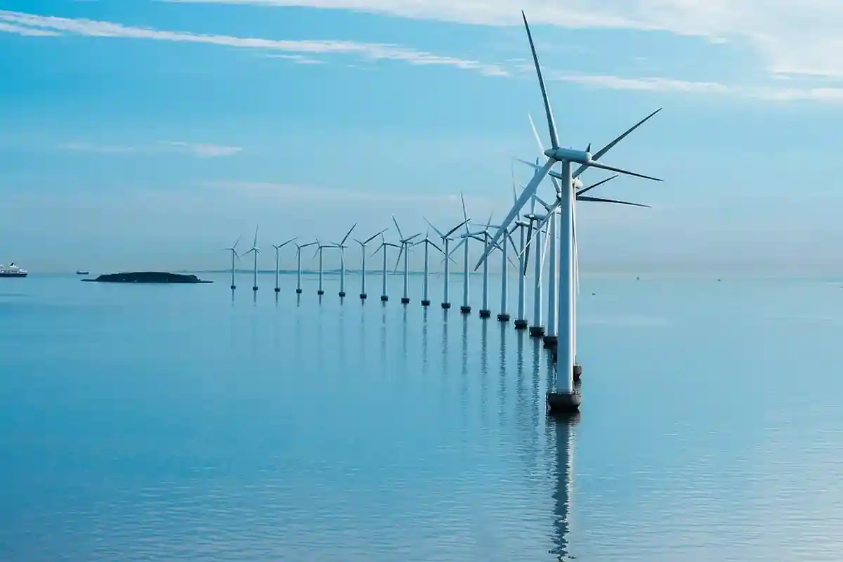 Ветроэнергетические установки, которые построены недалеко от побережья морей называют оффшорными. Hafenkieker / shutterstock.com 