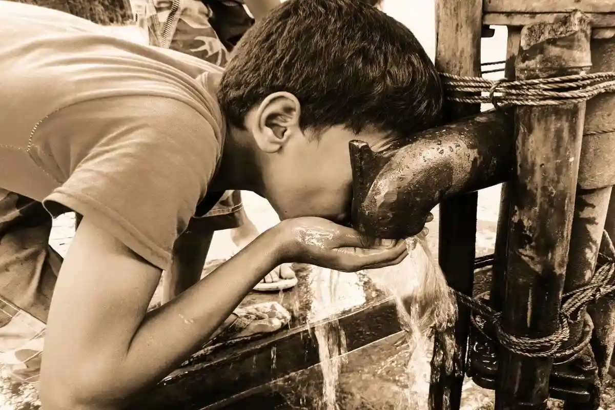 Более двух миллиардов человек не имеют безопасной питьевой воды. Фото: Mr. Mixers Stock / shutterstock.com