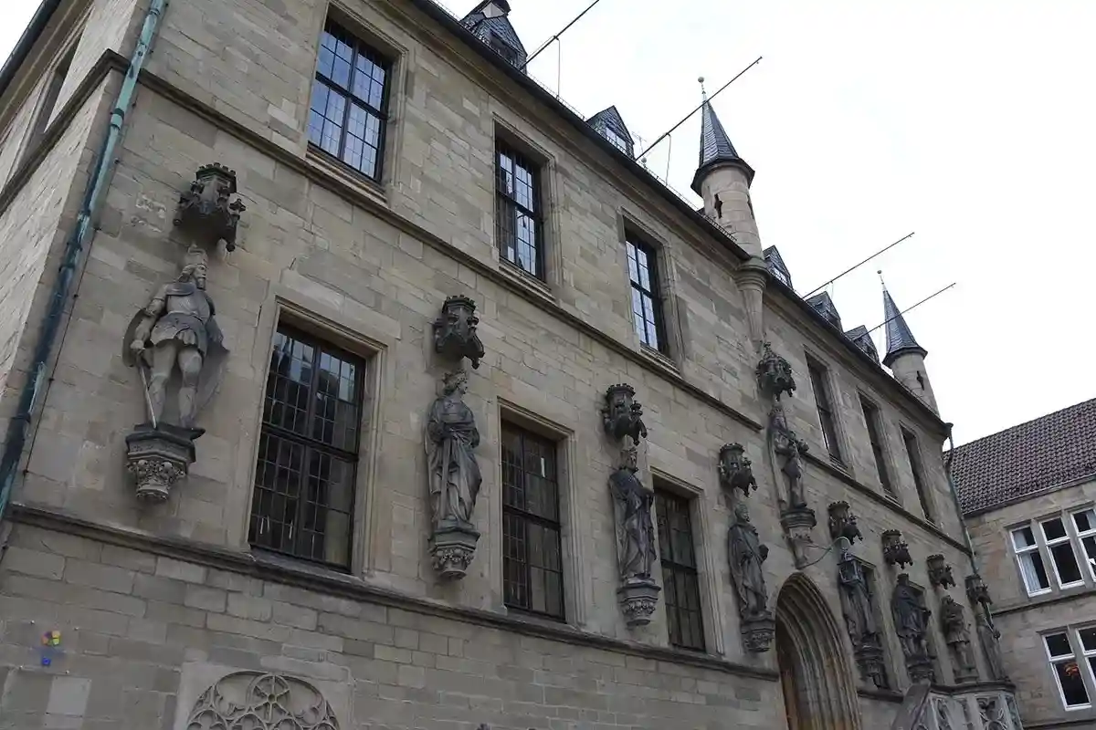 Фасад ратуши города Оснабрюк украшают скульптуры. Фото: Ramsch / wikimedia.org