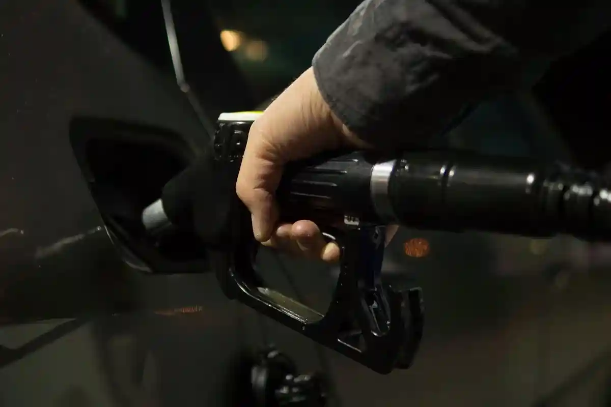 Цены на бензин в США снижаются после рекордного максимума