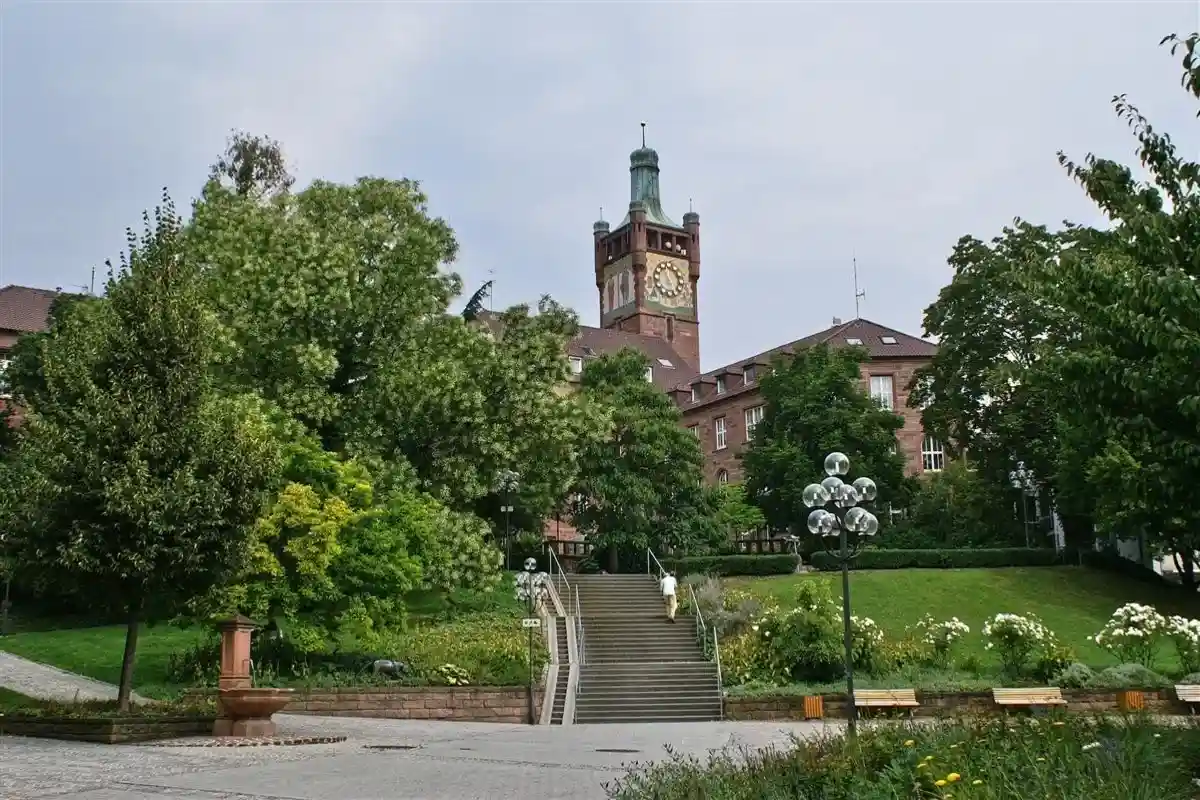 Парковая зона перед Ратушей города Пфорцхайм. Фото: Augenstein / wikimedia.org