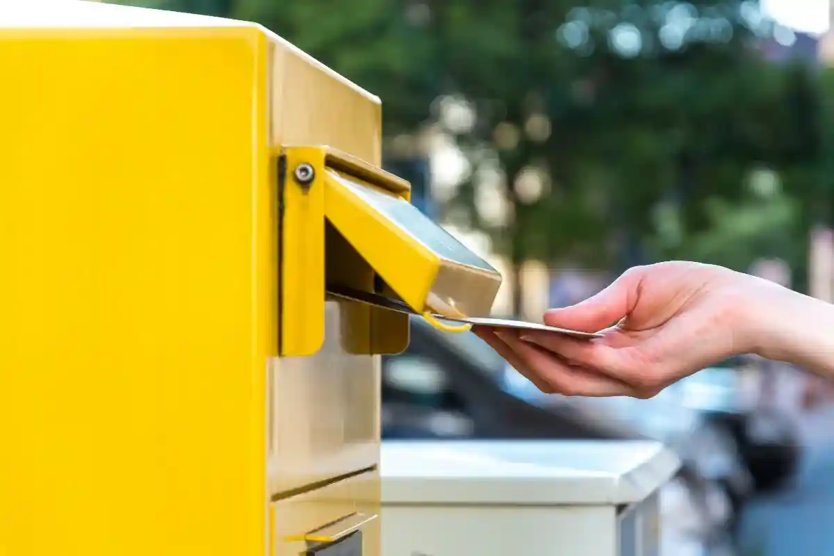 Новый почтовый закон запрещает так называемое снижение цены (PCS). Это значит, что почтовые цены должны обеспечивать адекватную прибыль эффективным конкурентам. Фото: Asvolas / Shutterstock.com