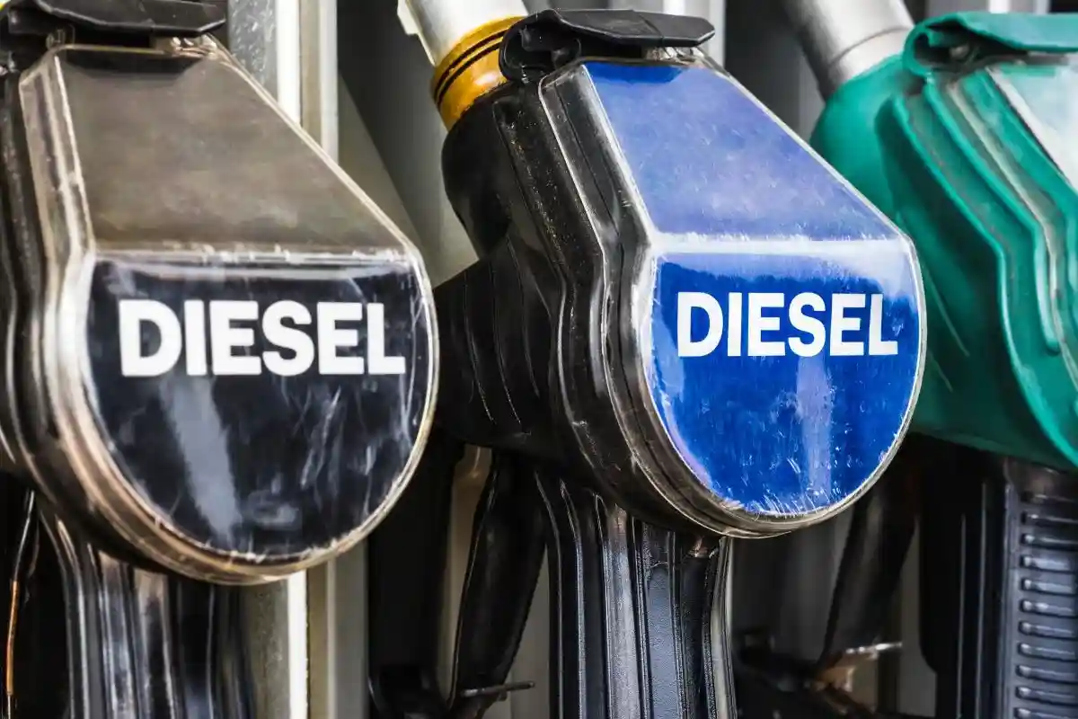 По словам Линднера, размер «фиксированной кризисной скидки» может составлять 30 или 40 центов на литр топлива. Фото: Papuchalka - kaelaimages / Shutterstock.com