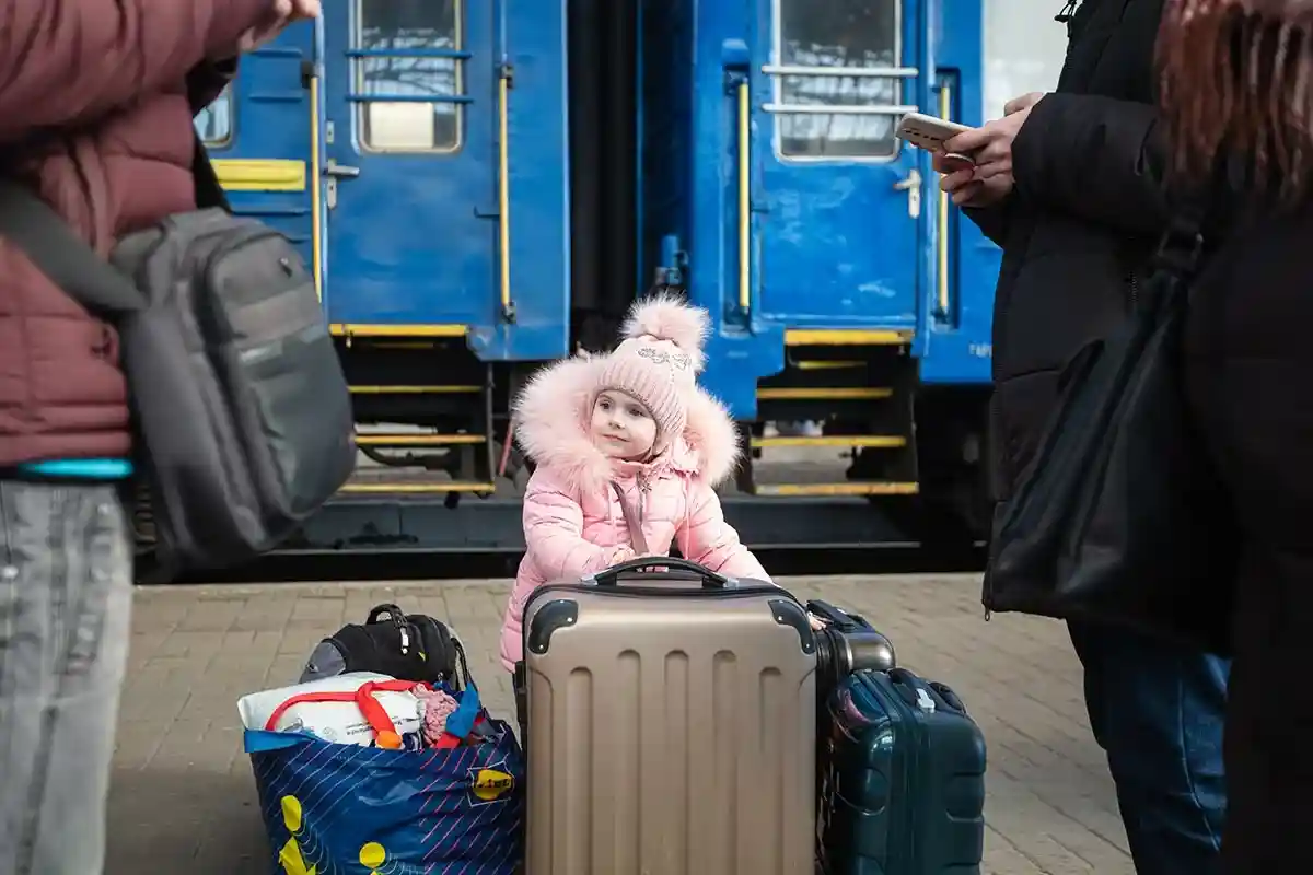 Украинские беженцы на львовском вокзале ждут поезда, чтобы бежать в Европу во время войны. Фото: shutterstock.com