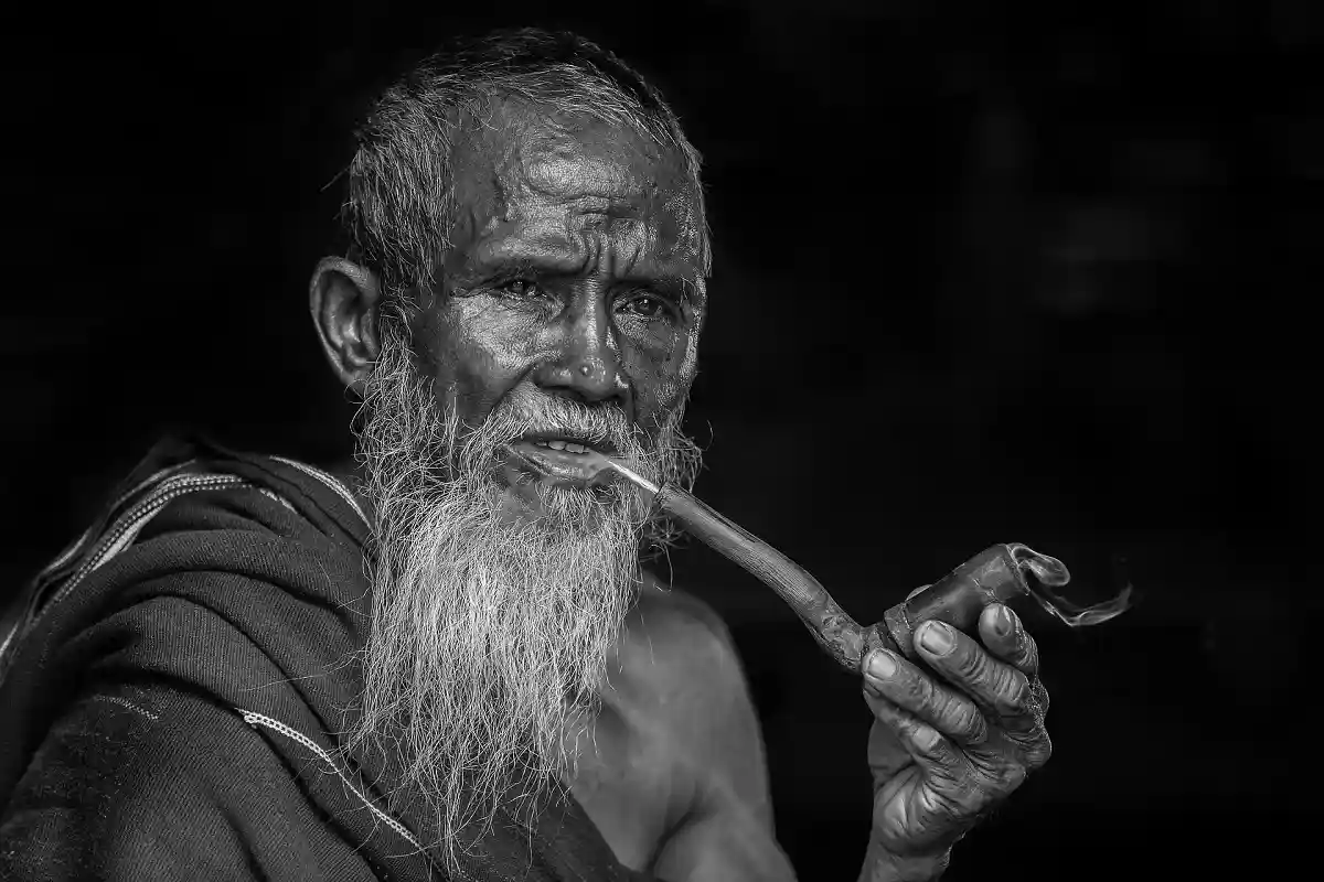 Старый человек с трубкой. Фото: ThuyHaBich / Pixabay.com
