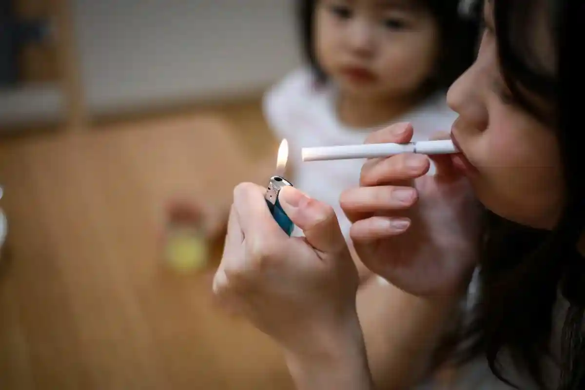 Почти у всех маленьких детей есть следы никотина на руках. Фото: yamasan0708 / shutterstock.com