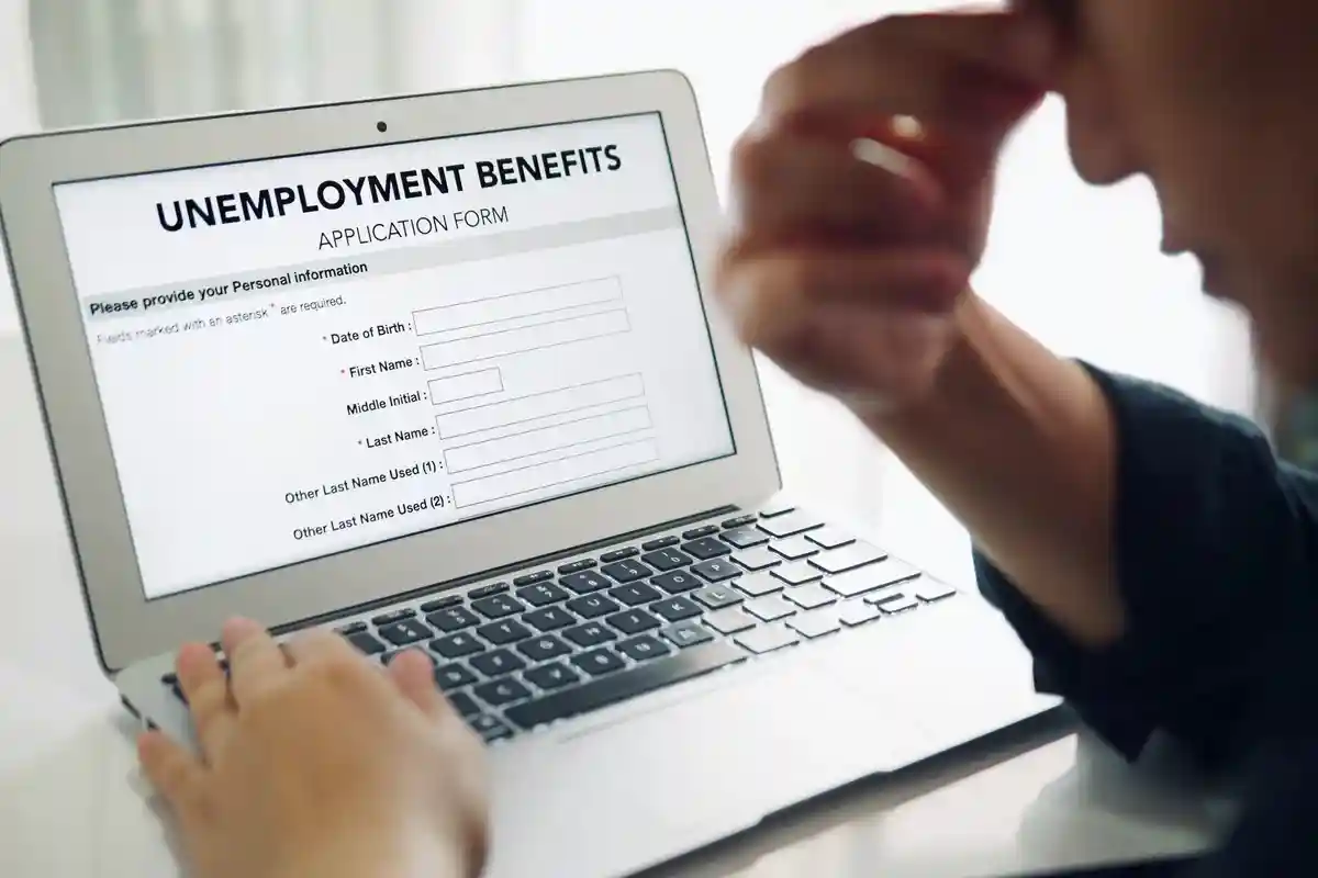 Макрон во время своего президентства внес изменения в порядок выплаты пособия по безработице. Фото: Chansom Pantip / Shutterstock.com