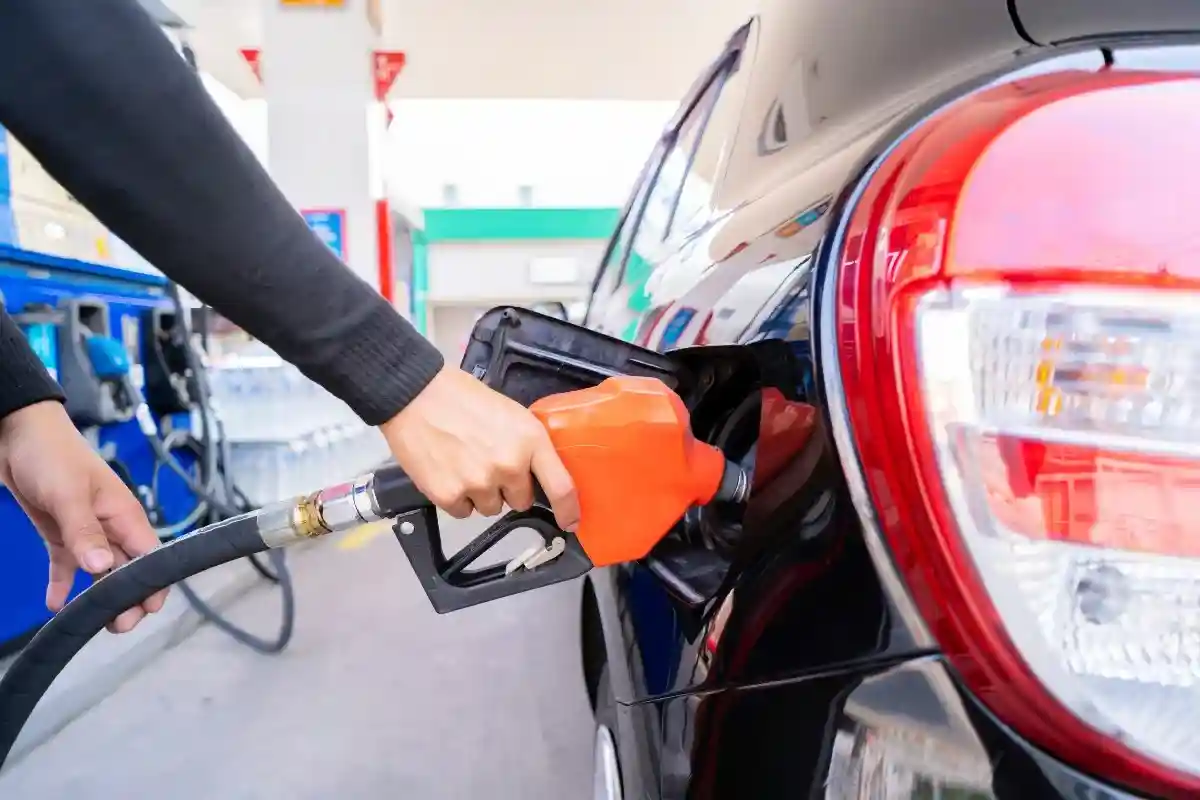 Цены на бензин и дизельное топливо также растут. В феврале расходы на топливо были в среднем на 25% выше, чем годом ранее. Фото: jittawit21 / Shutterstock.com