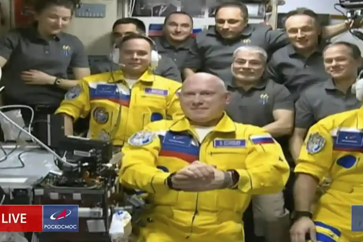 Космонавты в желто-синей одежде. Фото: Roskosmos video screenshot