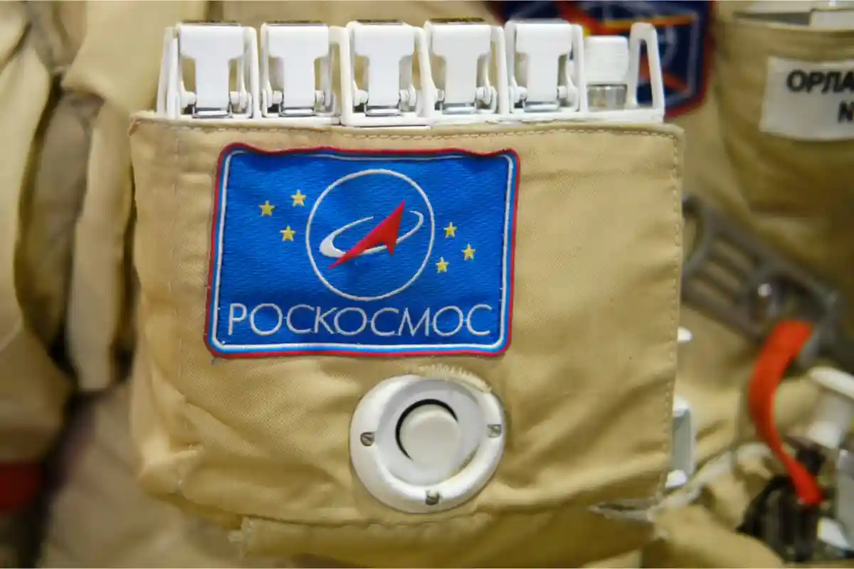 Российские космонавты прибыли на МКС в желто-голубой одежде