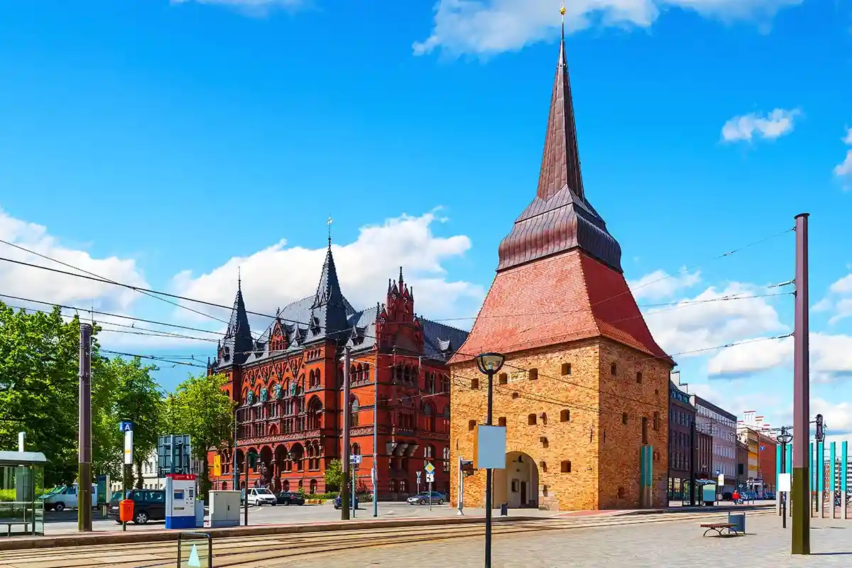 Исторический и архитектурный памятник 14 века, украшает Новую Рыночную площадь. Фото Oleksiy Mark