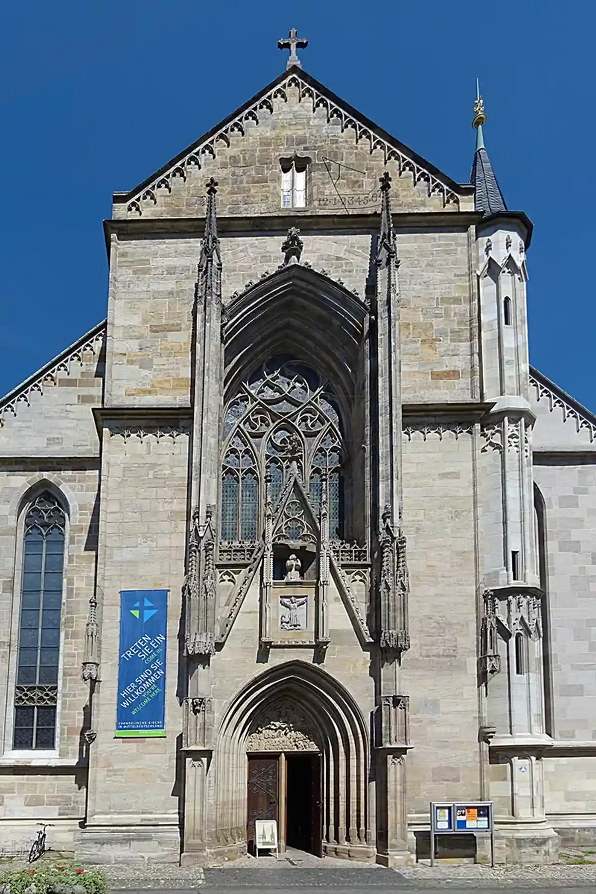 Западный портал церкви. Фото ErwinMeier 