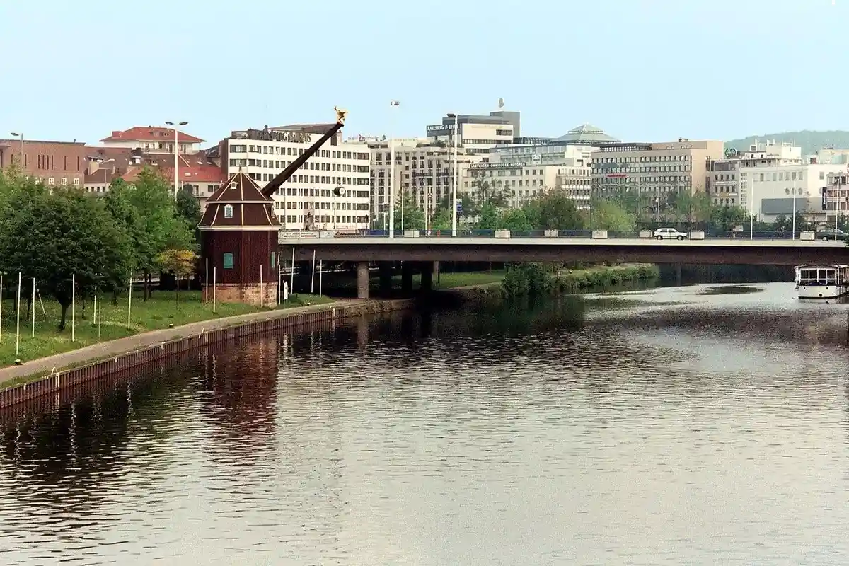 Вид издалека на портовый кран в городе Саарбрюккен. Фото: Dguendel / wikimedia.org