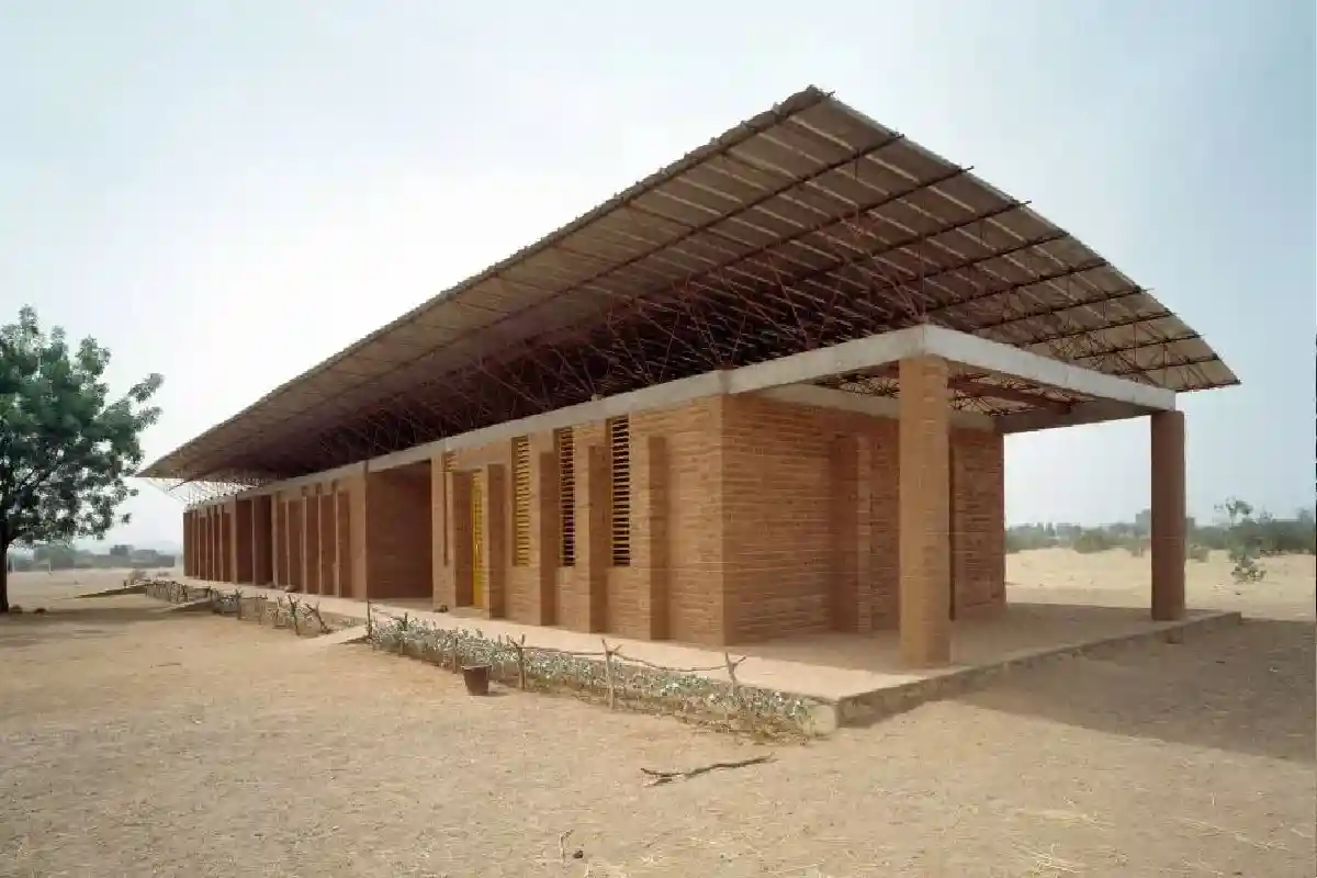 Начальная школа Гандо, спроектированная Фрэнсисом Кере. Фото: kerearchitecture.com