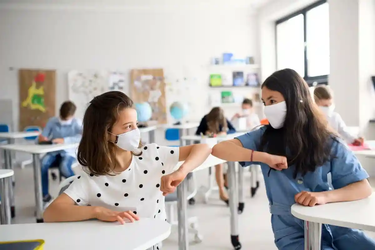 В школах планируется сохранить обязательство ношения масок и тестов, а также работу воздушных фильтров в течение двух недель с 20 марта. Фото: Halfpoint / Shutterstock.com