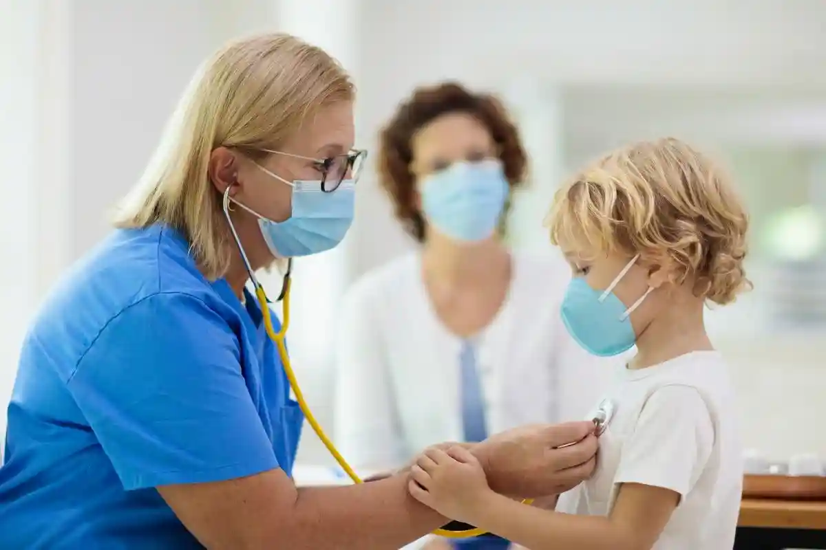 Если врач подозревает острый супраглоттит, ребенка нужно срочно госпитализировать. Фото: FamVeld / shutterstock.com