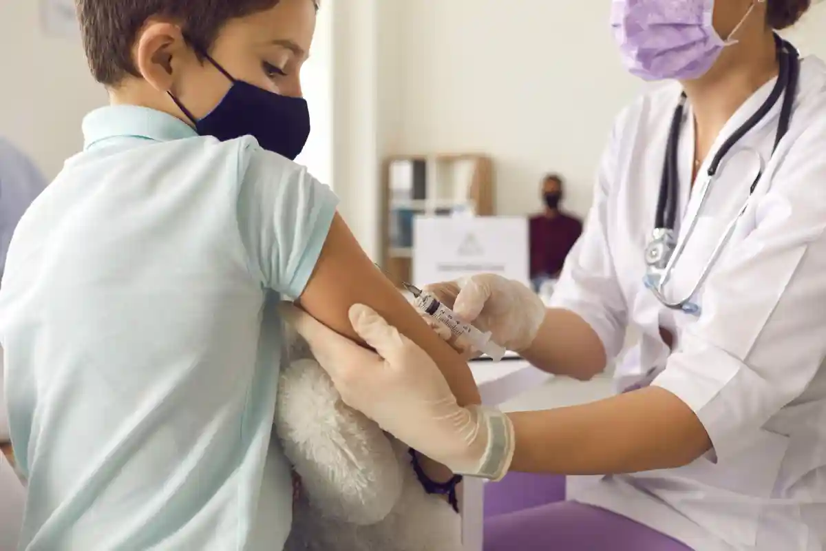 Вакцина Pfizer-BioNTech против COVID-19 более чем на 90% эффективна у подростков