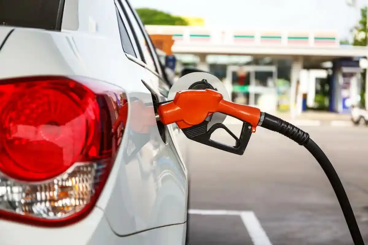 Кристиан Линднер предложил ввести в Германии временную государственную субсидию на топливо. Он хочет снизить цену на бензин до 2 евро за литр. Фото: CHARAN RATTANASUPPHASIRI / Shutterstock.com