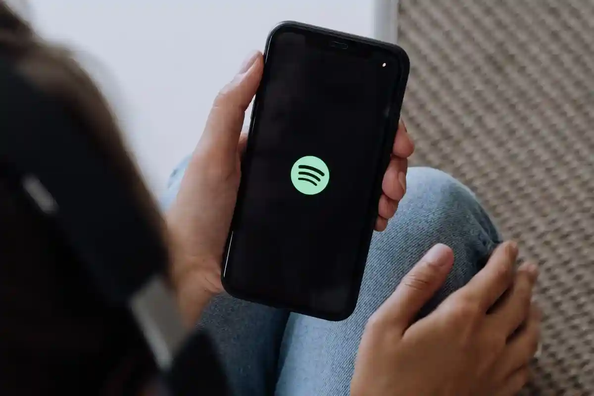 Spotify уходит из России из-за закона о «фейках»